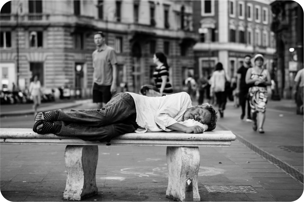 Schlafender Mann auf Parkbank