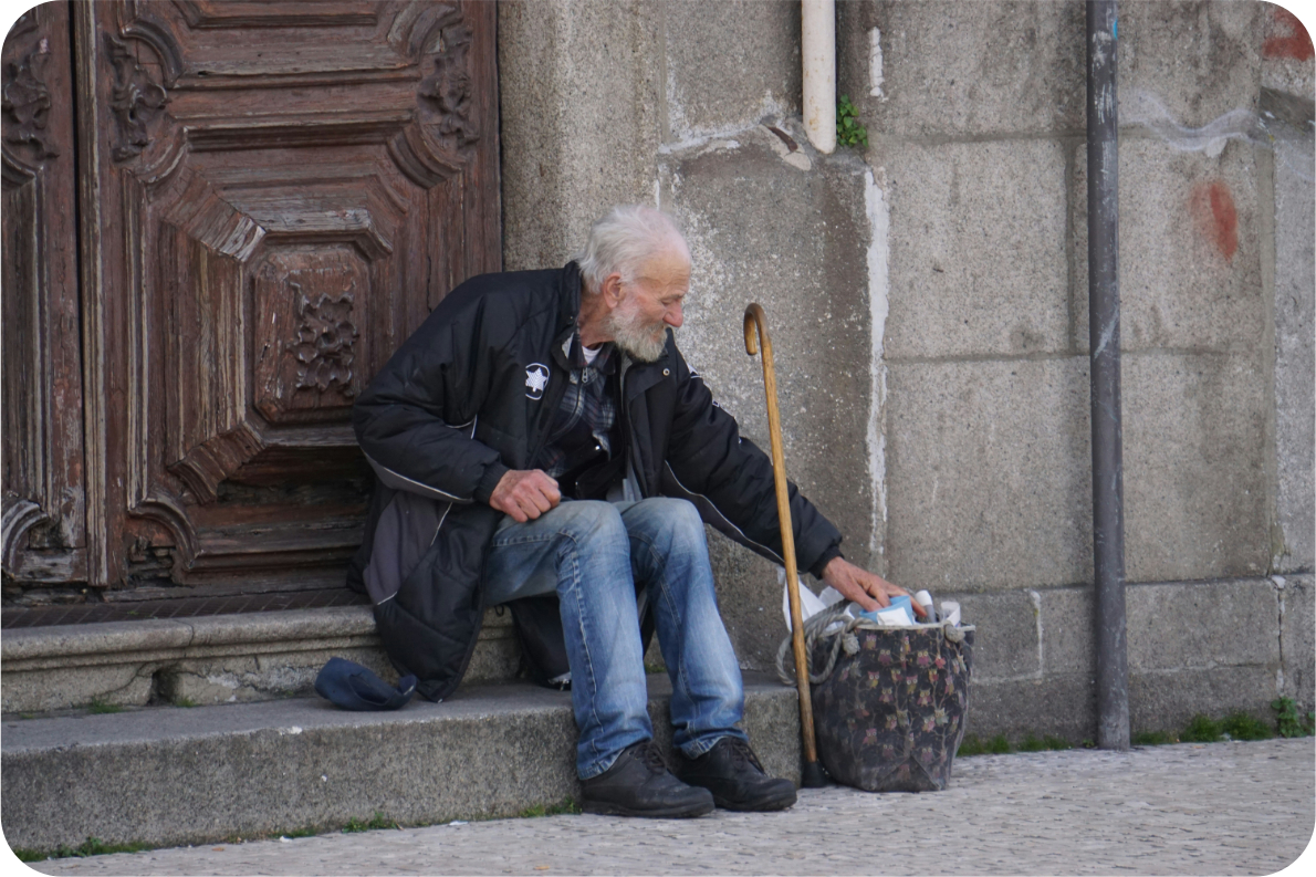 Alter Mann sitzt auf Treppenstufe